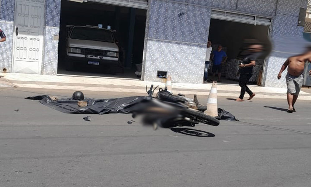 Motociclista morre ao ser atropelado por caçamba no centro de Livramento de Nossa Senhora