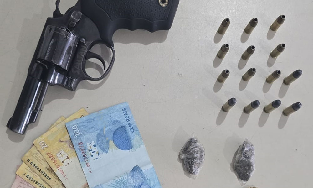 Dupla é detida com arma de fogo e drogas em Vitória da Conquista