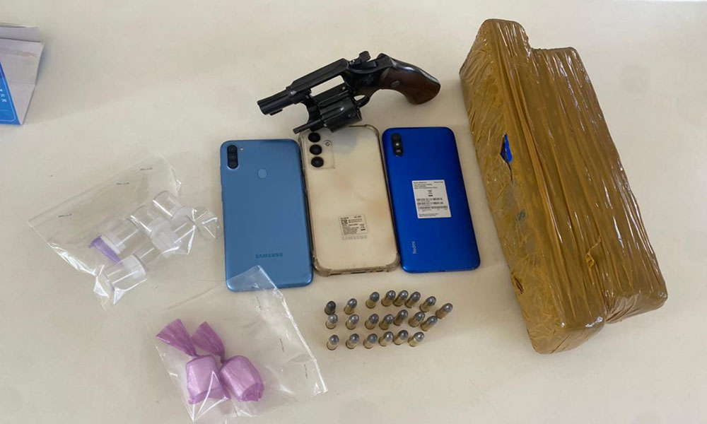 PRE apreende arma de fogo e drogas na BR-030, em Caetité