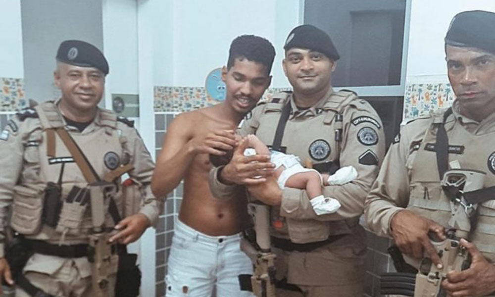 Policiais militares salvam vida de bebê que havia se asfixiado em Camaçari