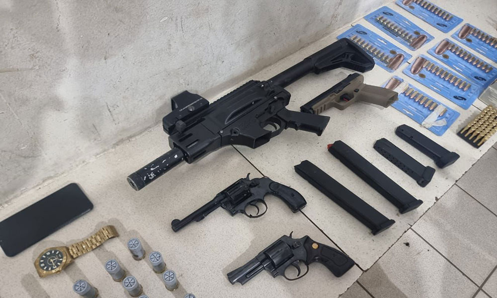 PM apreende armas de fogo e munições de diversos calibres em Vitória da Conquista e Barra do Choça