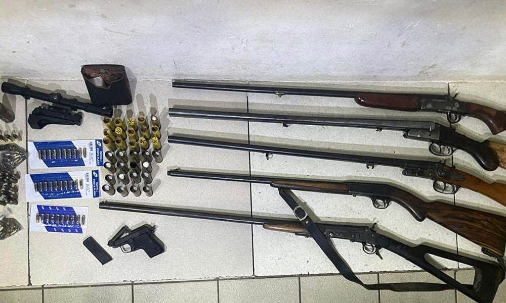 Dupla é presa com arsenal de armas de fogo no sudoeste da Bahia