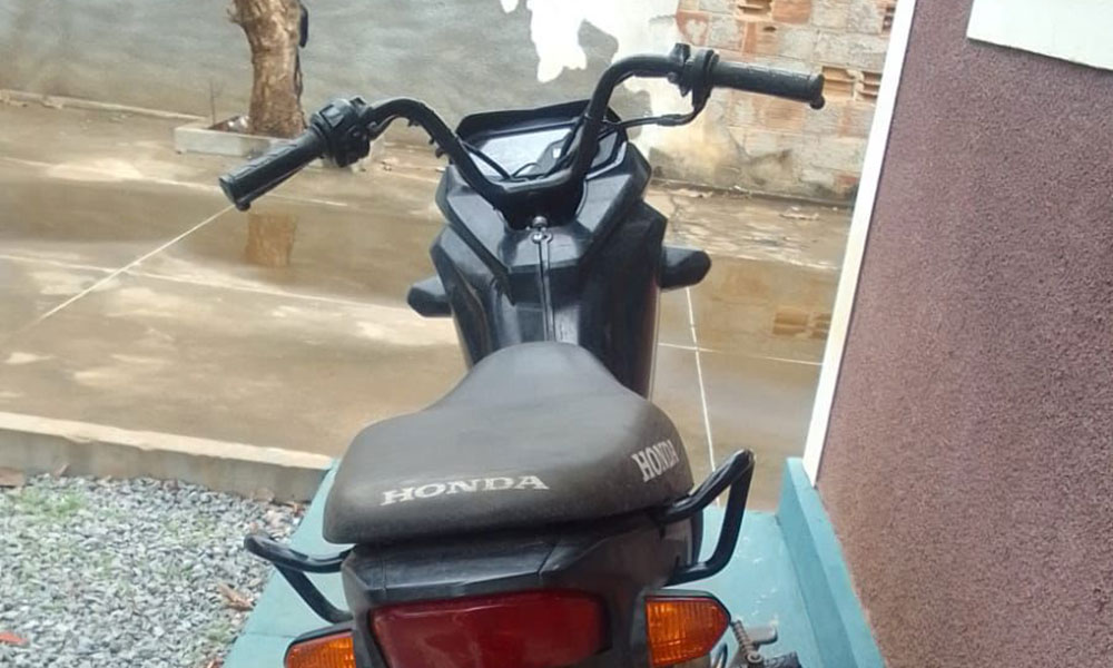 Após acidente, PM apreende motocicleta com restrição em Tanque Novo
