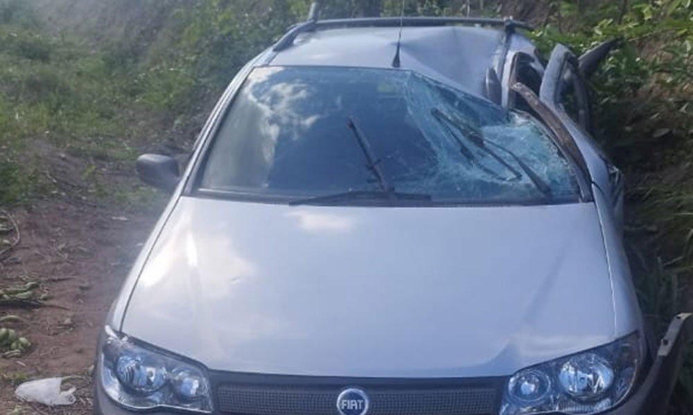 Carro cai em ribanceira e colide contra barranco na BR-415, entre Vitória da Conquista e Barra do Choça