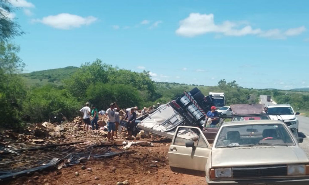 Carreta carregada com manga tomba na BR-122, entre Urandi e Pindaí