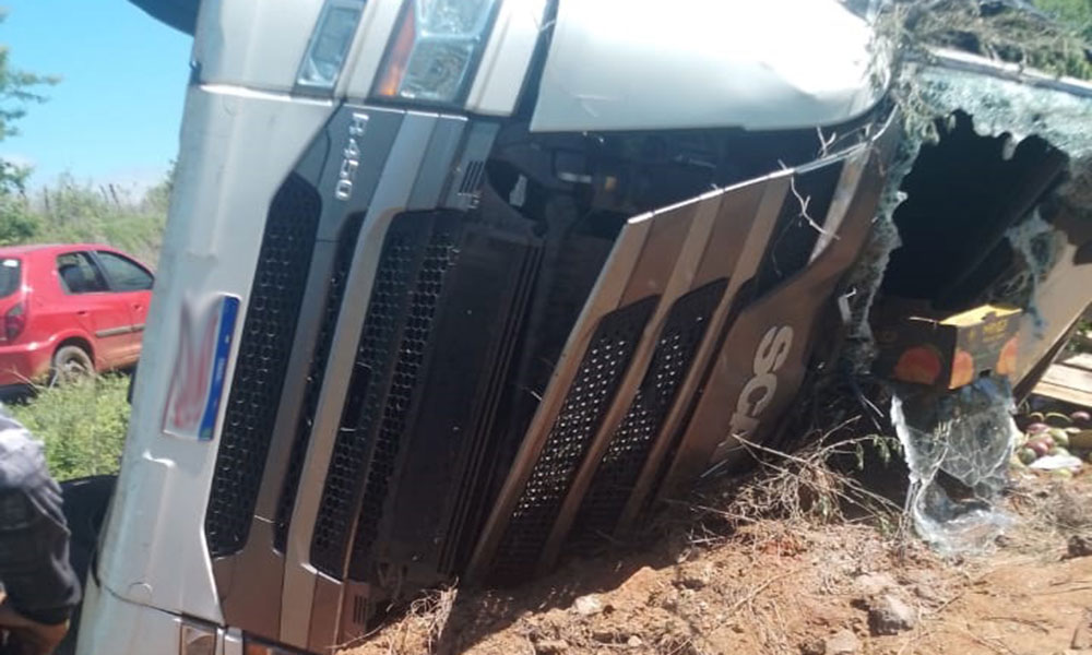 Carreta carregada com manga tomba na BR-122, entre Urandi e Pindaí