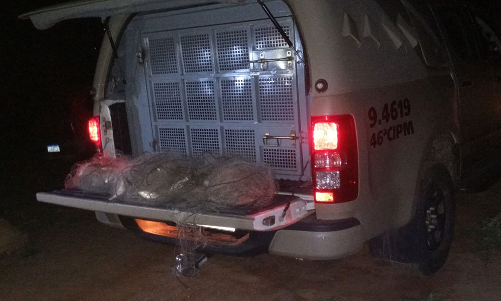 Devido período da piracema, PM aprende redes de pesca na barragem Luiz Vieira em Rio de Contas