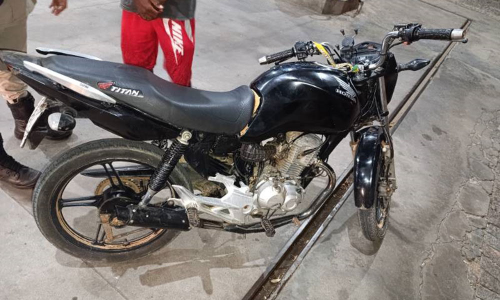 Motocicleta com sinais de adulteração é apreendida pela PM em Pindaí