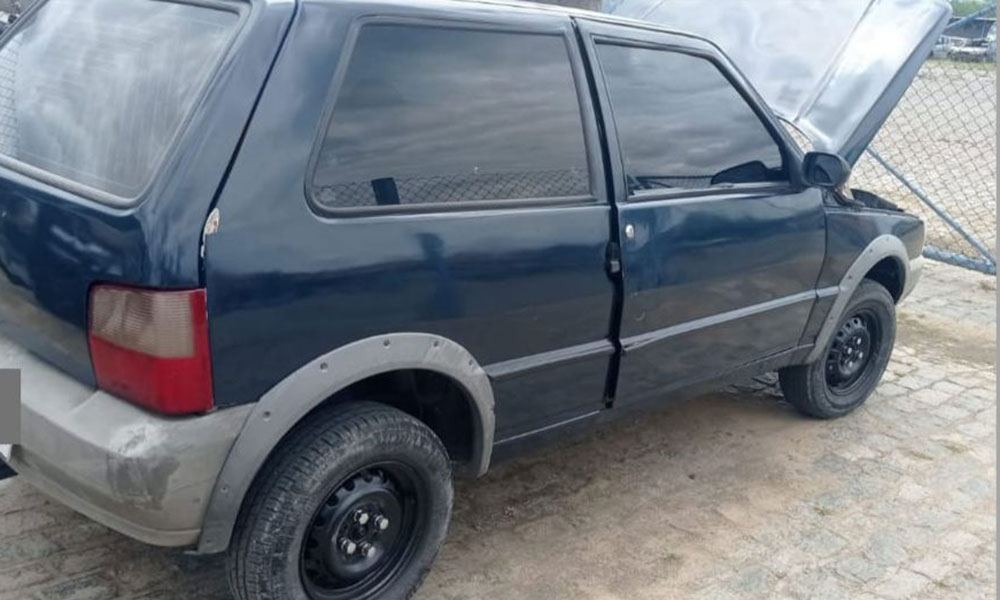 Veículo abandonado em via pública é retirado pela PM em Jequié
