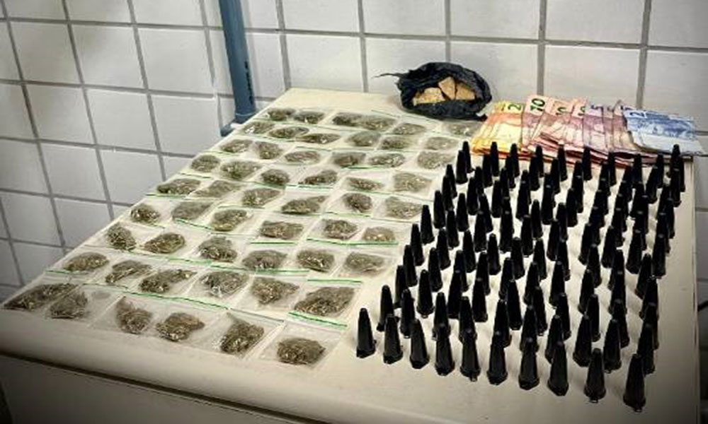 Trio é conduzido à delegacia após ser flagrado com drogas em Dário Meira