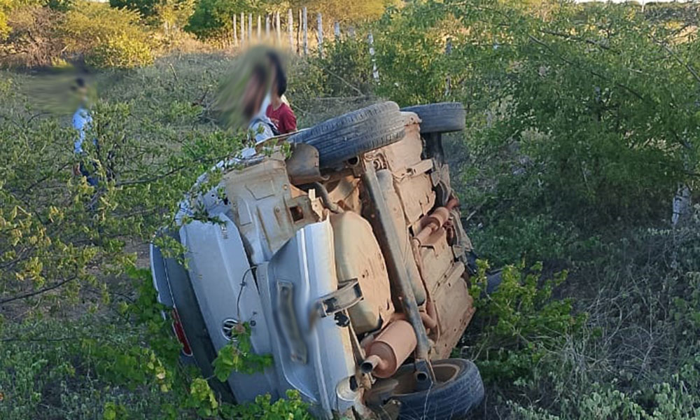 Condutor fica ferido após carro capotar na BA-148 em Livramento de Nossa Senhora