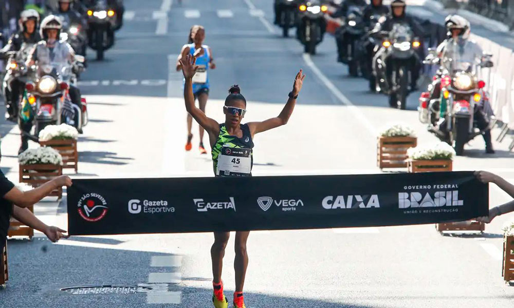 Baiana Núbia Oliveira conquista terceiro lugar na São Silvestre 2024