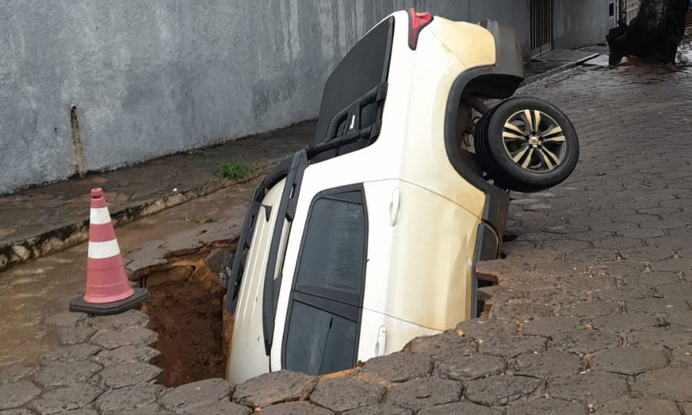 Carro cai em cratera causada por chuva torrencial em Caetité