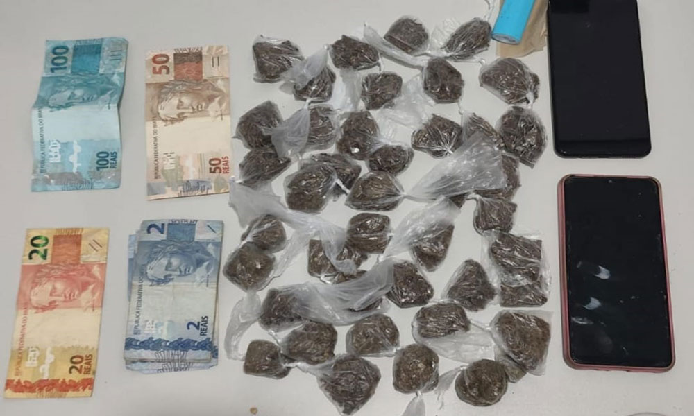 PM apreende drogas com quatro suspeitos em Ribeirão do Largo