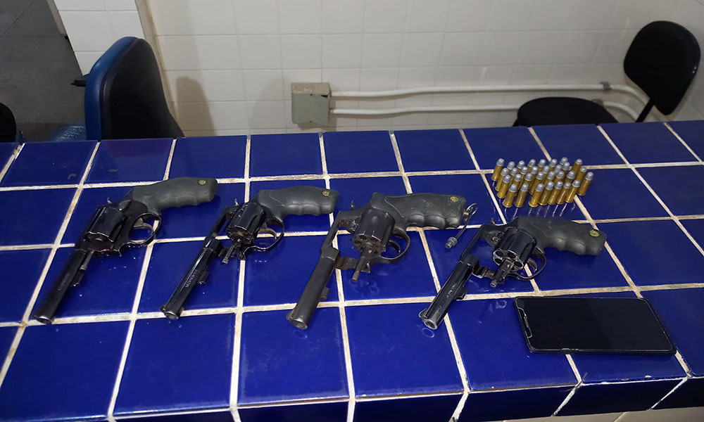 PM apreende quatro armas de fogo e prende homem por furto qualificado em Brumado