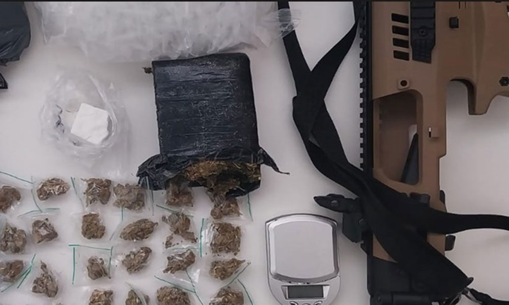Homem tenta fugir da Polícia, faz jovem de refém, mas acaba peso com arma de fogo e drogas em Porto Seguro