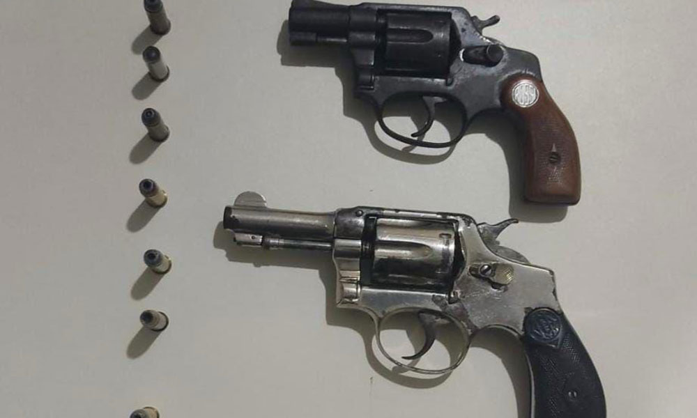 PM detém dois suspeitos de comercialização ilegal de armas de fogo em Poções