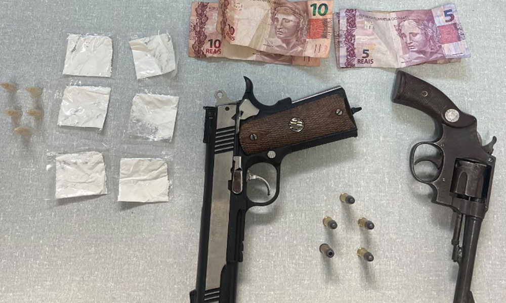 Homem e menor são flagrados com simulacro, arma de fogo e drogas em Cândido Sales