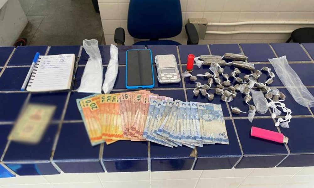 PM apreende drogas em imóvel e conduz suspeito de tráfico à delegacia de Brumado