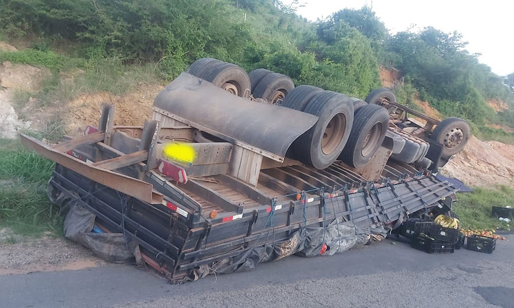 Após pane nos freios, caminhão capota na BA-639, entre Vitória da Conquista e Encruzilhada