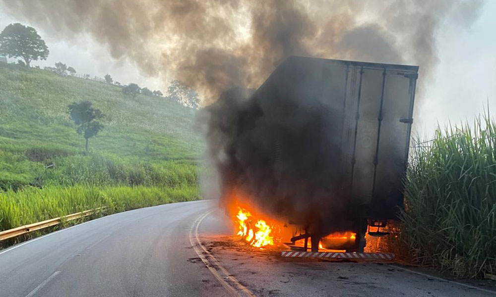 Caminhão pega fogo no sudoeste da Bahia