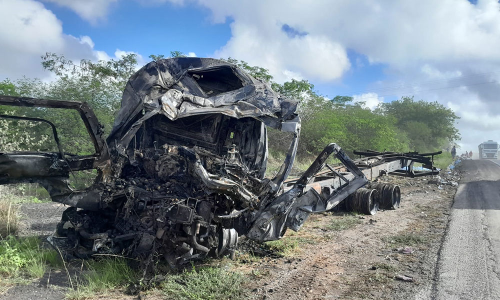 Naturais de Paramirim, pai e filho morrem em grave acidente na BR-116, em Itatim