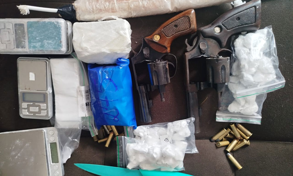 PM apreende armas, drogas e veículo roubado durante ação em Vitória da Conquista