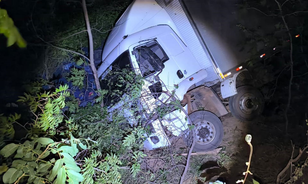 Caminhão perde freio, colide com poste e pega fogo na BA-148, em Livramento de Nossa Senhora