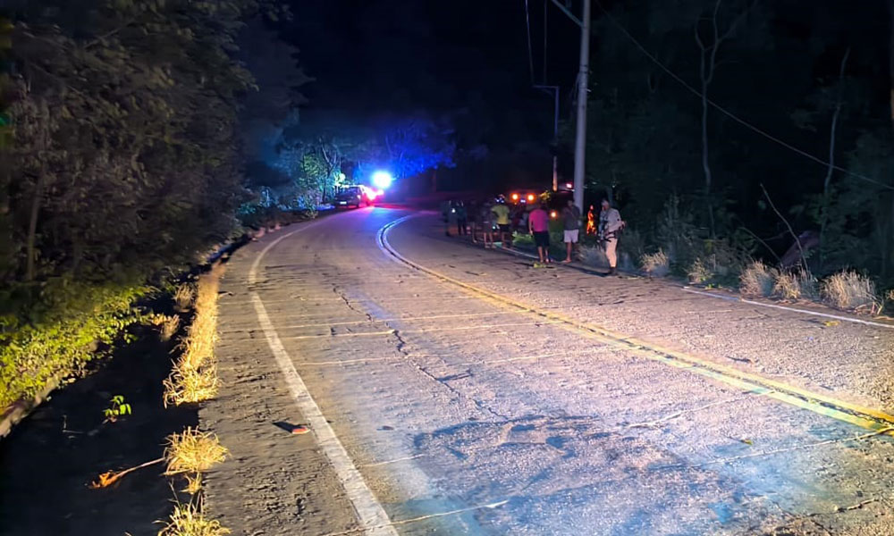 Caminhão perde freio, colide com poste e pega fogo na BA-148, em Livramento de Nossa Senhora