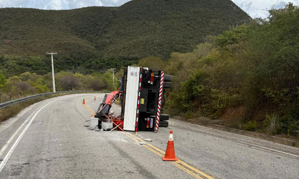 Caminhão carregado com postes tomba na BA-148, entre Rio de Contas e Jussiape