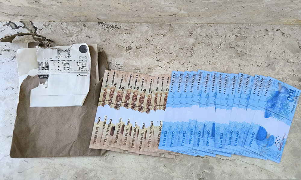 Polícia Federal prende homem ao receber encomenda com notas falsas pelo Correio em Vitória da Conquista