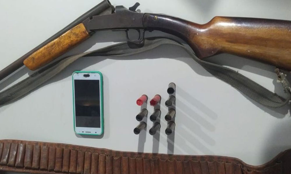 PM apreende arma de fogo durante cumprimento de mandado em Boquira