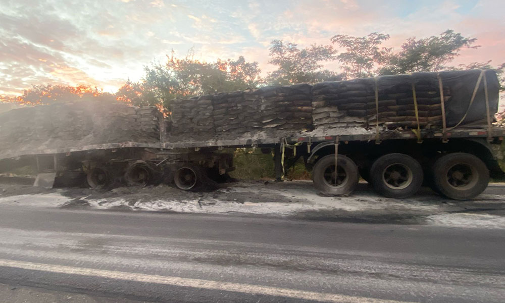 Carreta pega fogo na BR-030 entre Caetité e Guanambi