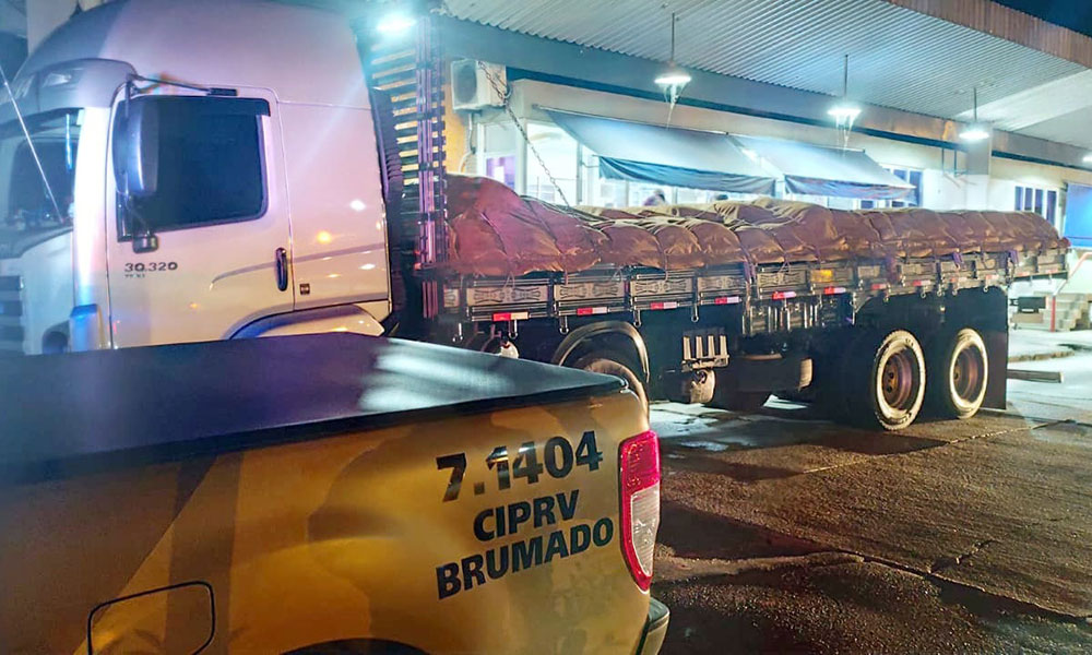 CIPRv apreende caminhão com carregamento de gesso sem nota fiscal na BA-262, em Vitória da Conquista