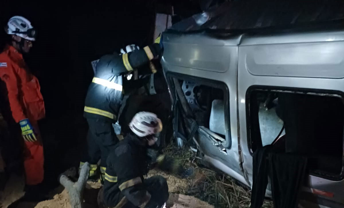 Acidente entre van e carreta deixa 11 mortos em Ruy Barbosa