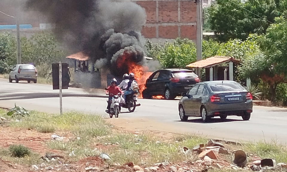 Carro é consumido por chamas em Livramento de Nossa Senhora