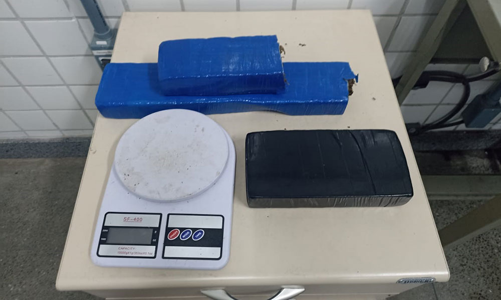PM apreende drogas e detém suspeita de tráfico em Jequié