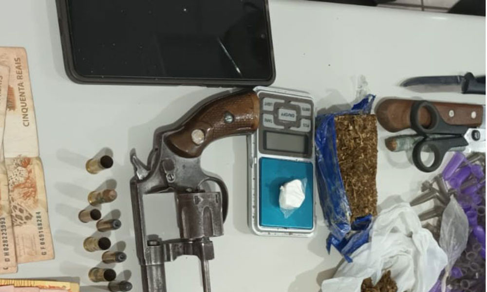 79ª CIPM apreende armas, drogas e prende homem por tentativa de feminicídio e tráfico em Poções