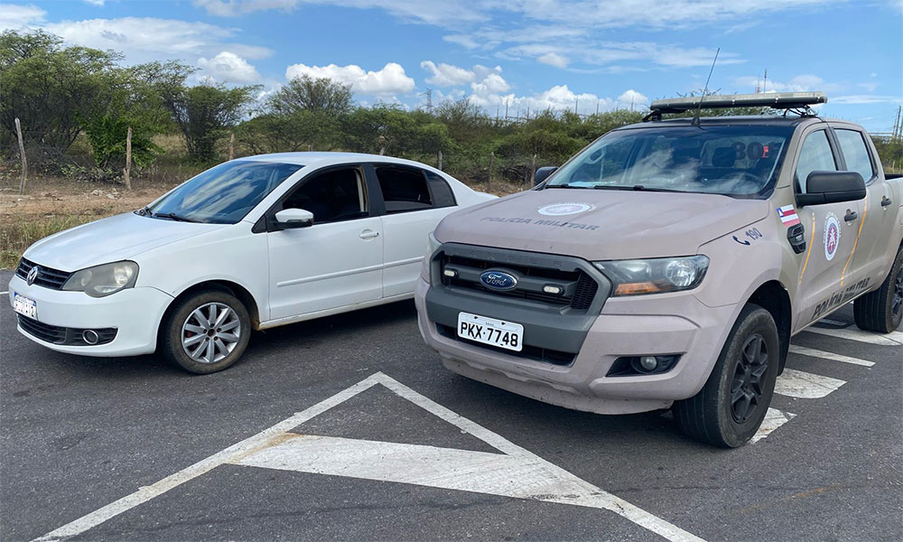 Carro com restrição de roubo é apreendida pela CIPRv na BR-030, em Brumado