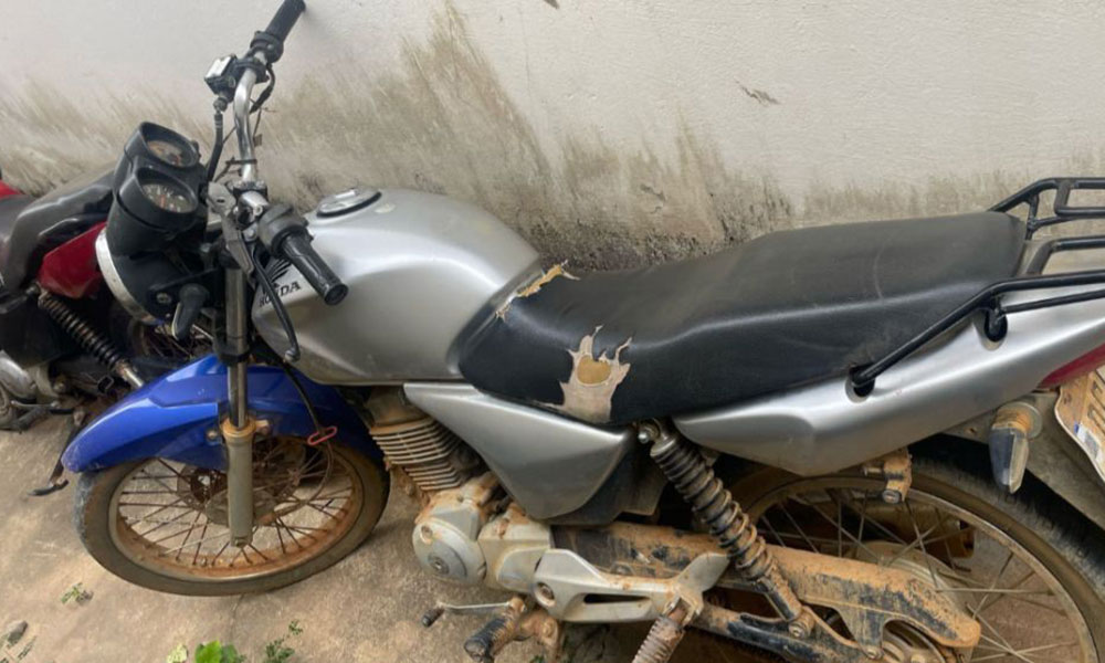 Motocicleta com restrição de roubo é recuperada pela PM durante blitz em Belo Campo