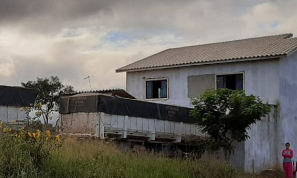 Falha nos freios faz carreta colidir com residência em Poções; ninguém ficou ferido