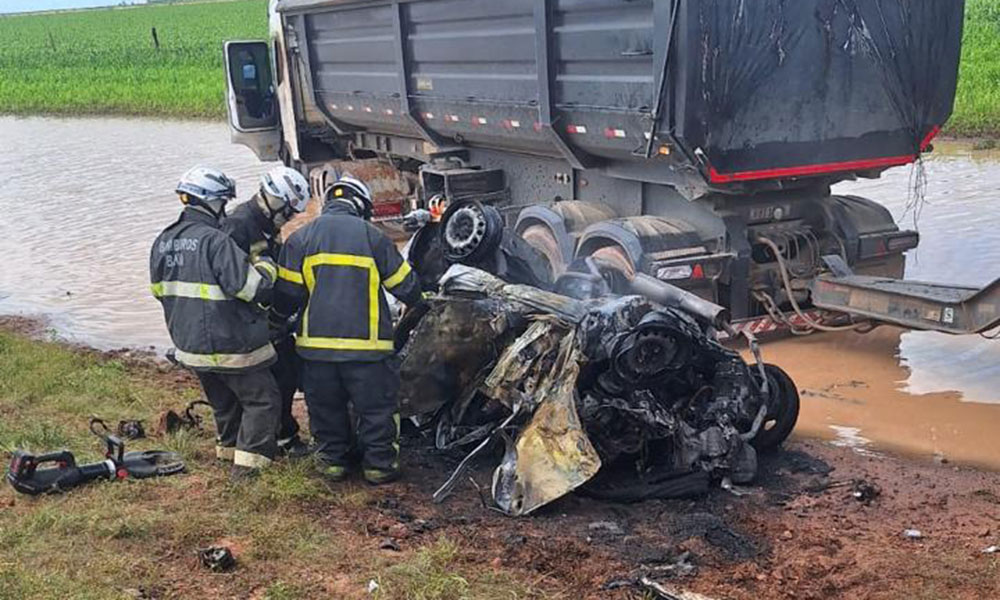 Acidente entre carro e carreta deixa uma pessoa morta na BR-242, em Luís Eduardo Magalhães