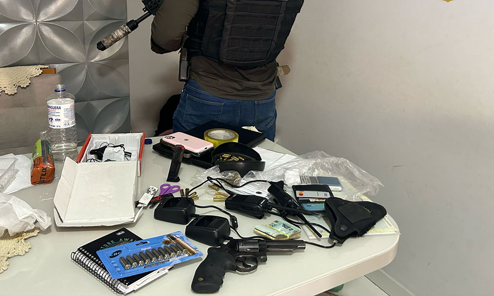 Homem suspeito de envolvimento com o narcotráfico é preso por posse ilegal de arma de fogo em Vitória da Conquista