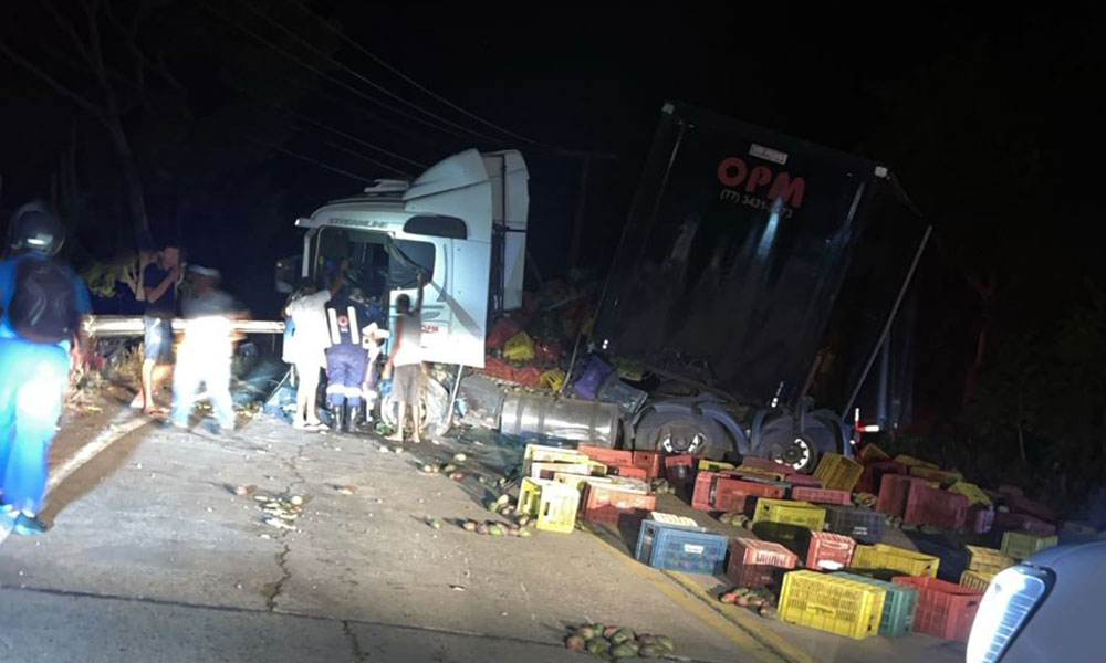 Carreta carregada com mangas tomba na BA-148 entre Livramento de Nossa Senhora e Rio de Contas