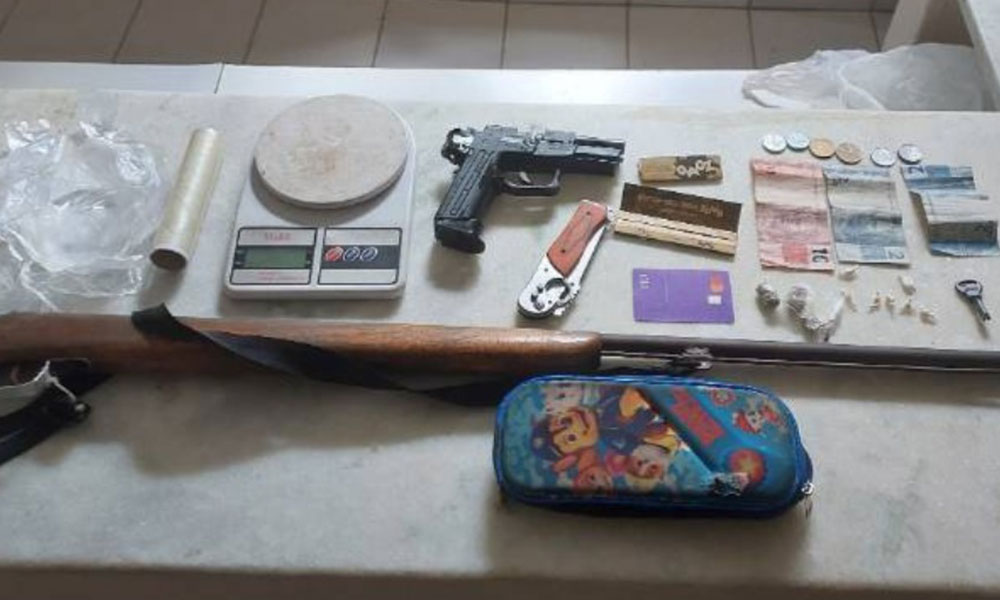 Polícia Militar apreende drogas e armas e detém três suspeitos em Poções