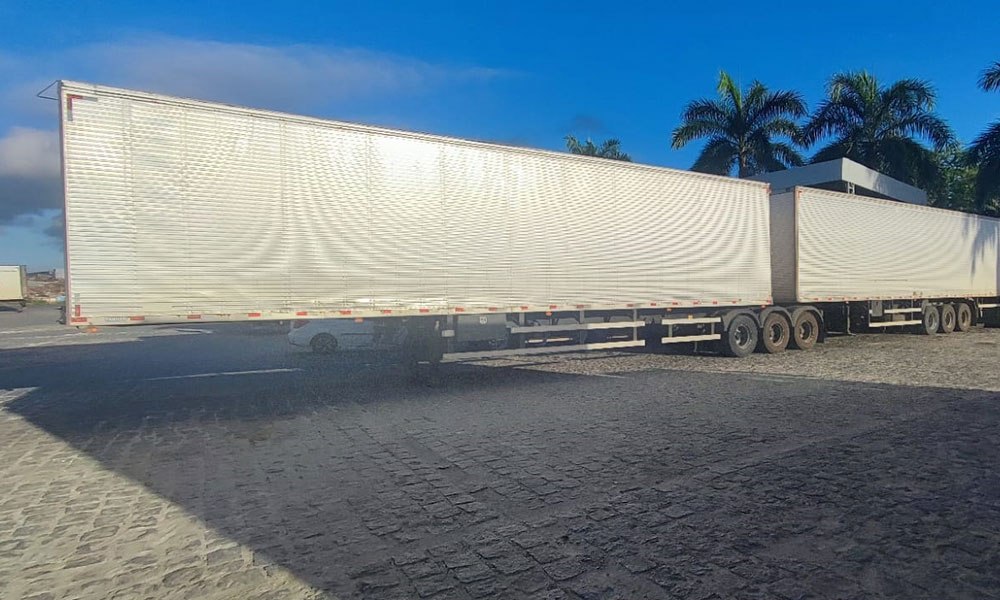 Polícia da Bahia recupera duas carretas com 52 toneladas de leite e creme de leite roubadas em Tucano