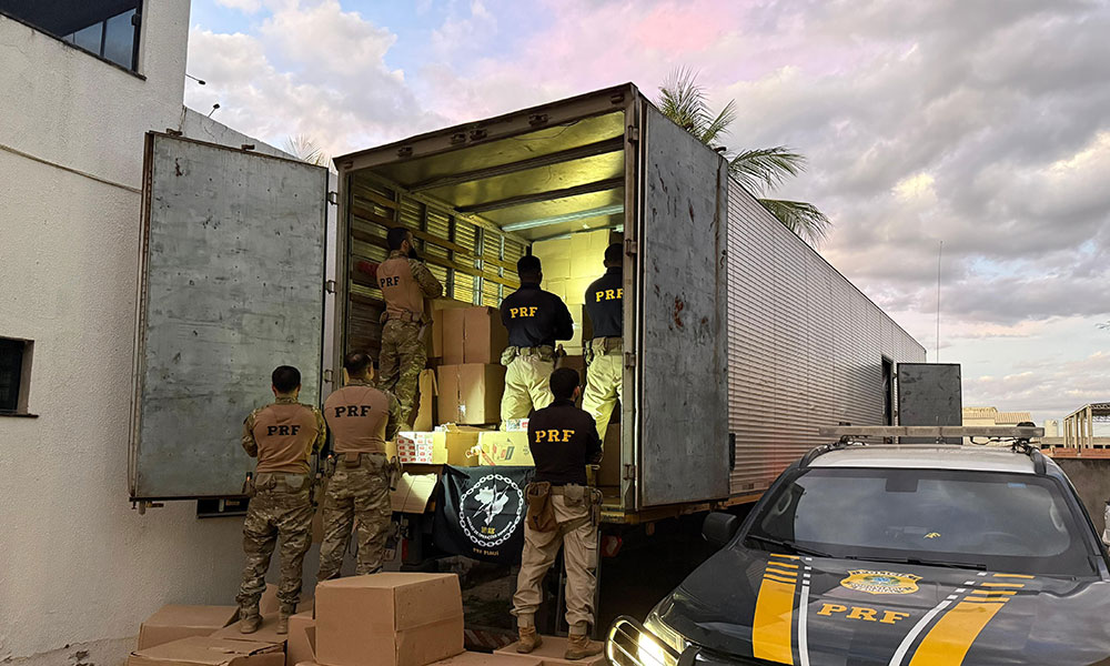 PRF apreende 450 mil maços de cigarros contrabandeados em carreta no oeste da Bahia