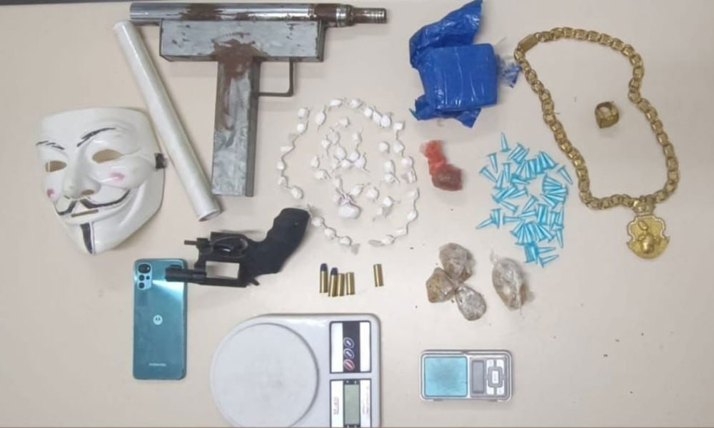 Operação policial apreende drogas, arma e materiais ilícitos em Jequié