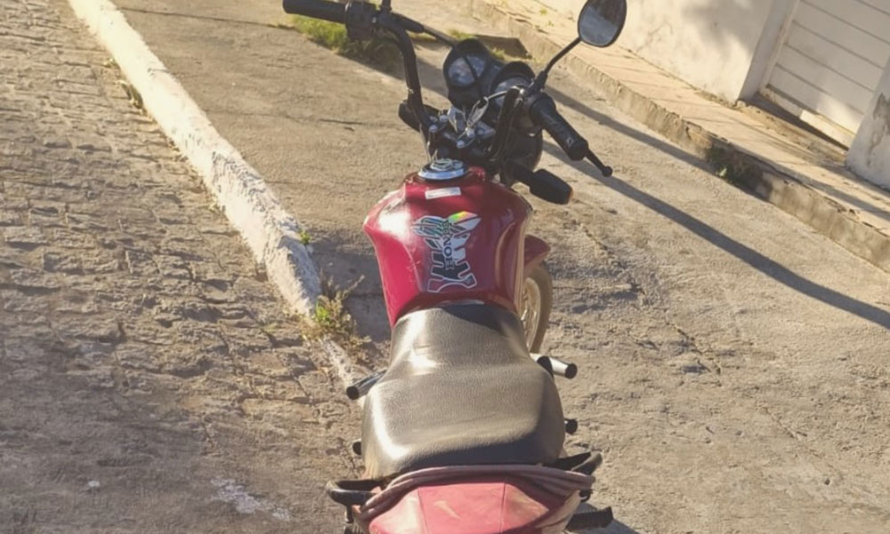 Motocicleta roubada é apreendida pela PM em Urandi