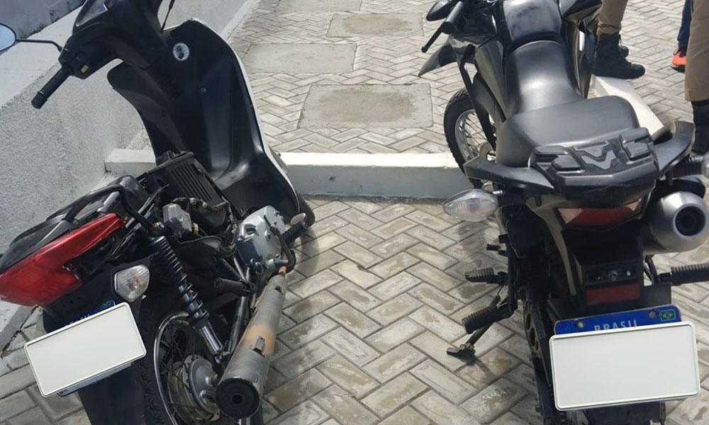 PM recupera duas motocicletas roubadas e apresenta suspeitos na delegacia em Jequié